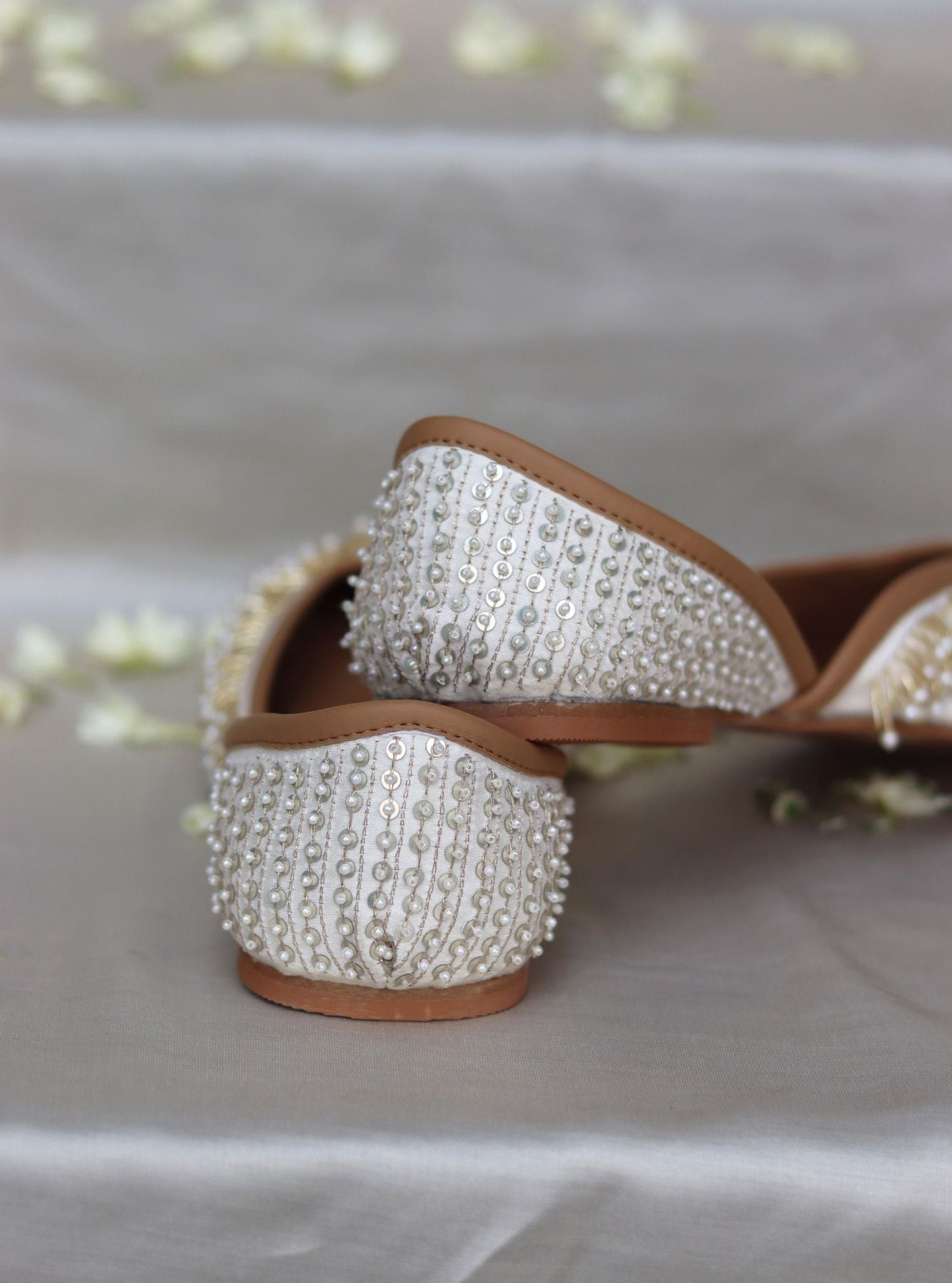 Aira Off White Vegan Jutti