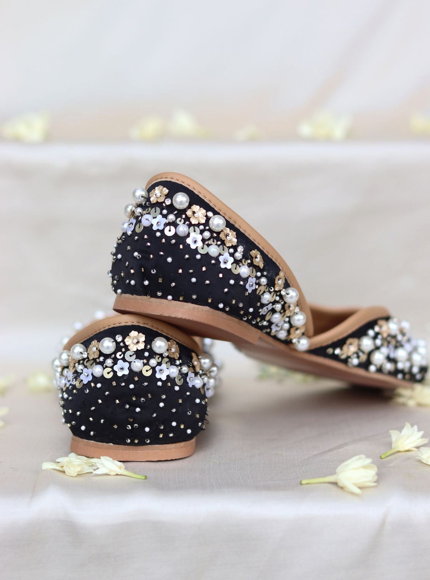 Aarohi Black Vegan Jutti