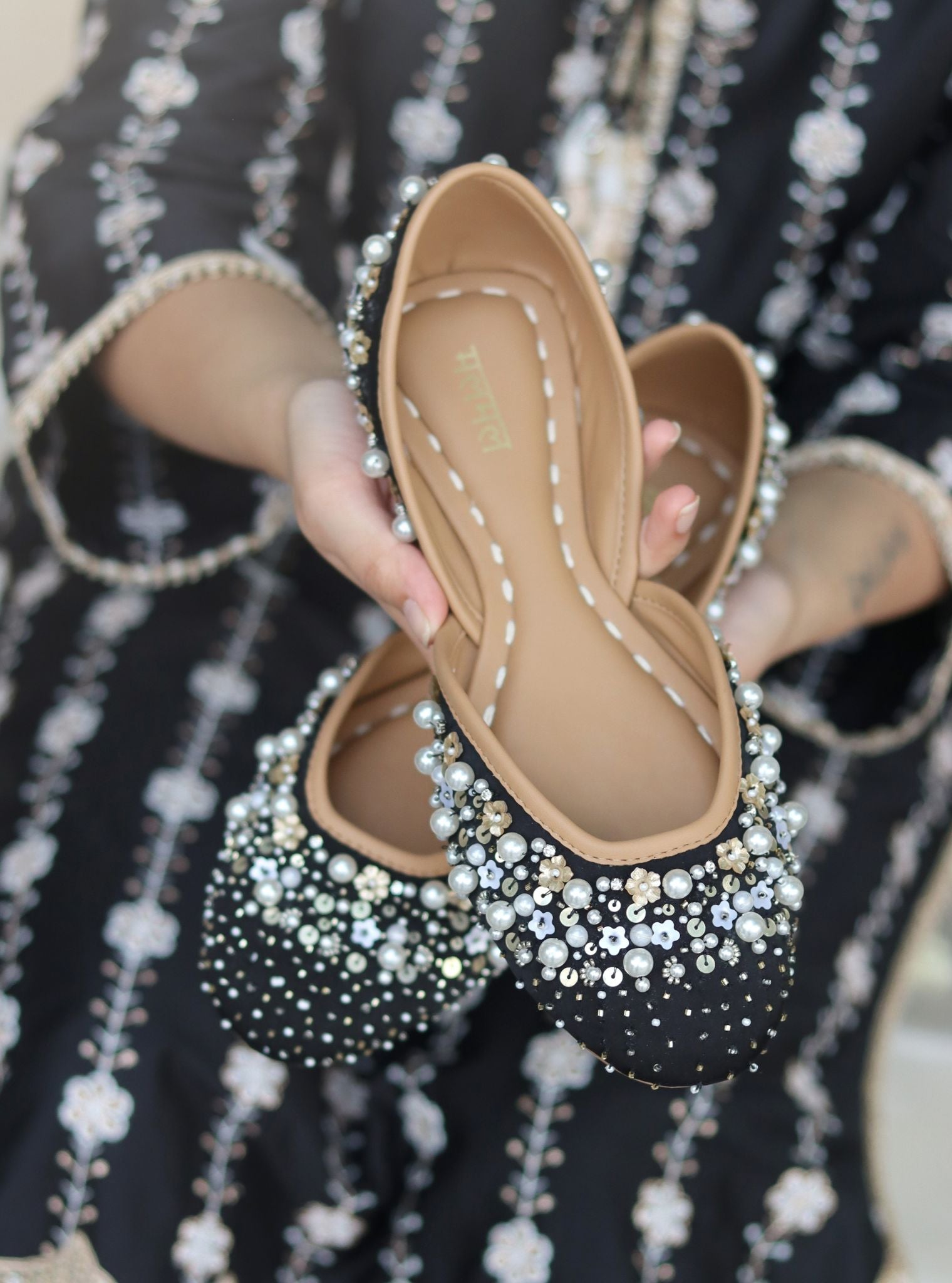 Aarohi Black Vegan Jutti