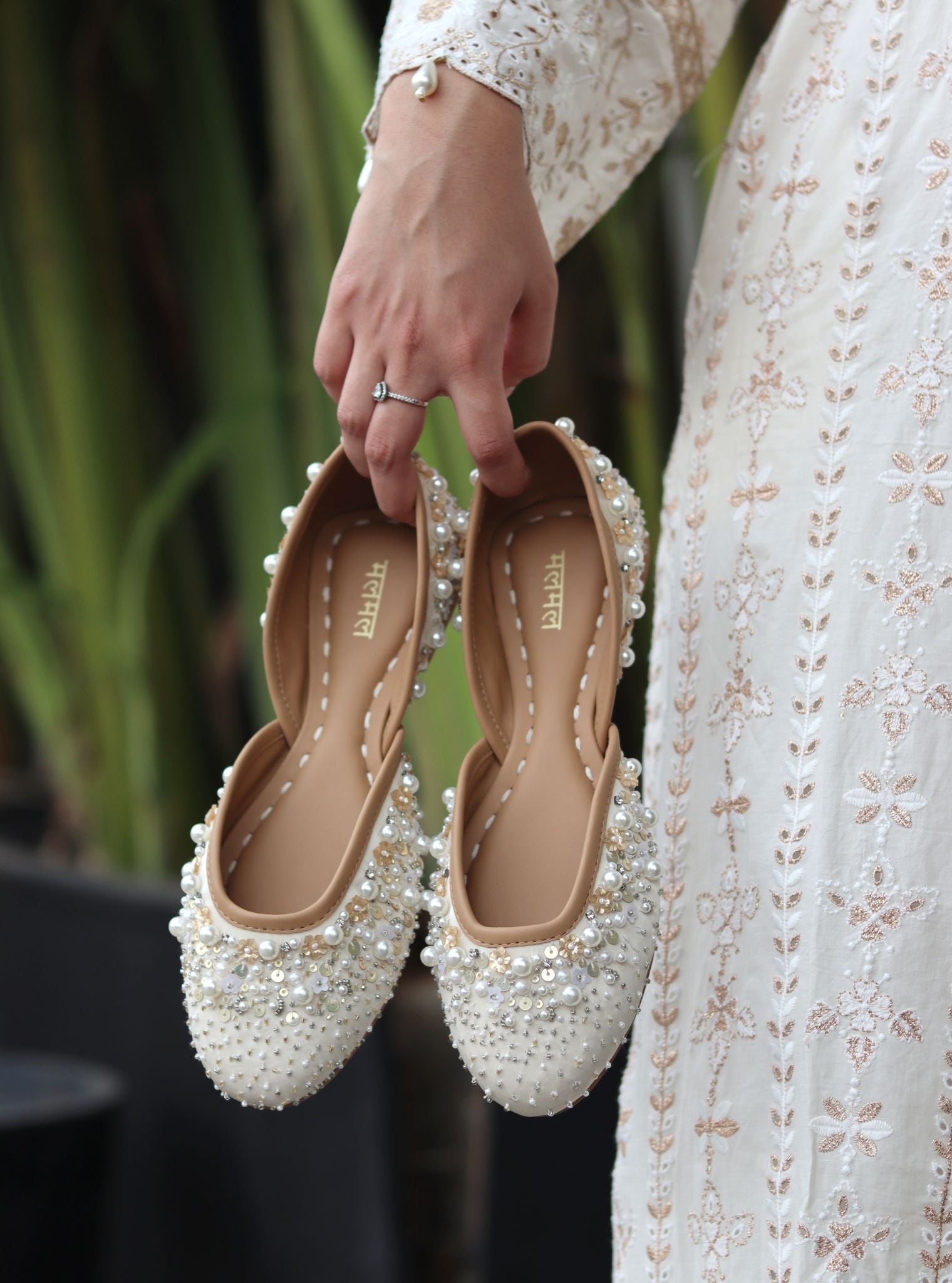 Aarohi Off-White Vegan Jutti