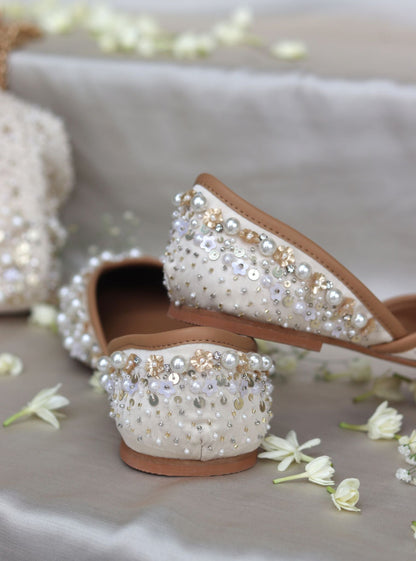 Aarohi Off-White Vegan Jutti