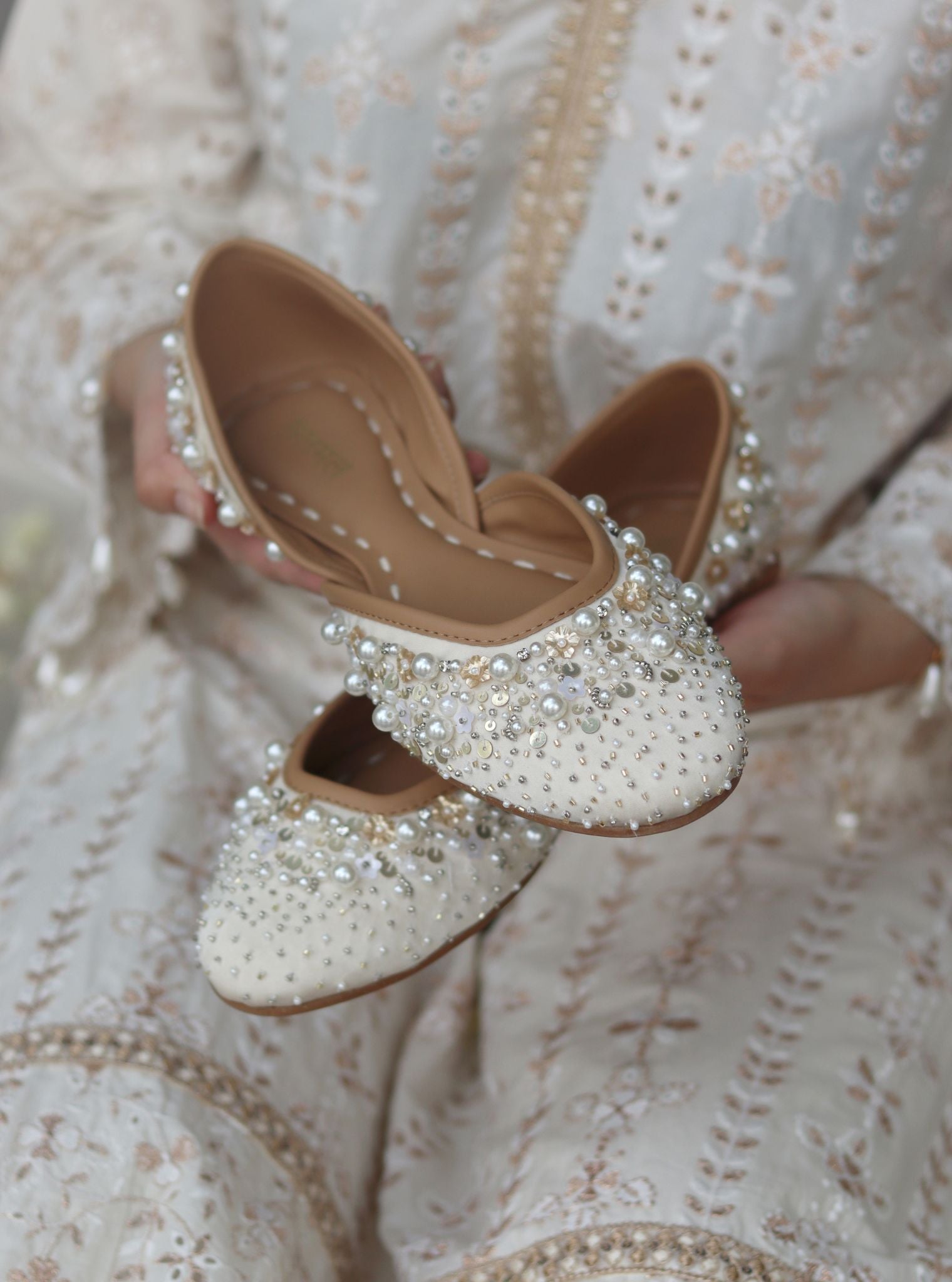 Aarohi Off-White Vegan Jutti